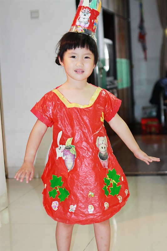 这件<em>裙子</em>是外公外婆用<em>塑料袋做</em>的哦